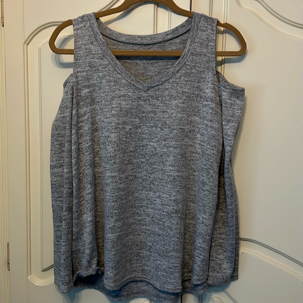 Women’s Heather Gray V-Neck Cold Shoulder Sweater Large